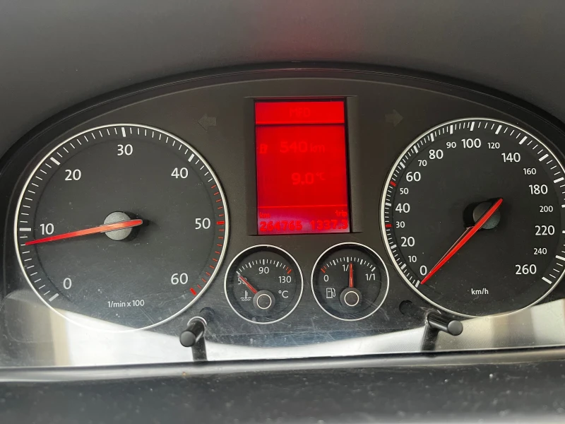 VW Touran 1.9 TDI, снимка 12 - Автомобили и джипове - 52718237