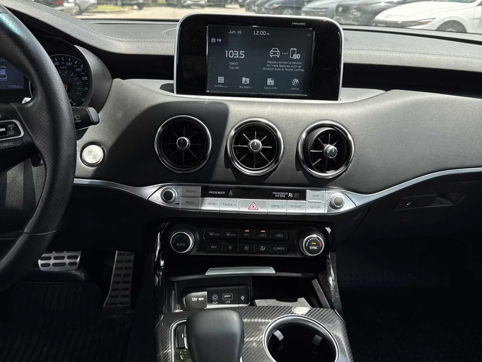 Kia Stinger GT 3.3 GDI* AWD* Панорама* Кожа* Keyless* БЕЗ УДАР, снимка 8 - Автомобили и джипове - 54943557