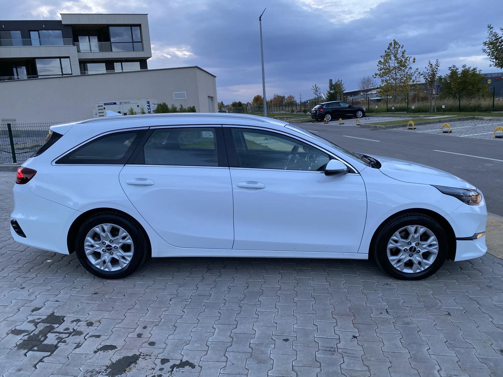 Kia Ceed 1.5 T-GDI/ Active Business/ DCT7, снимка 4 - Автомобили и джипове - 56603142