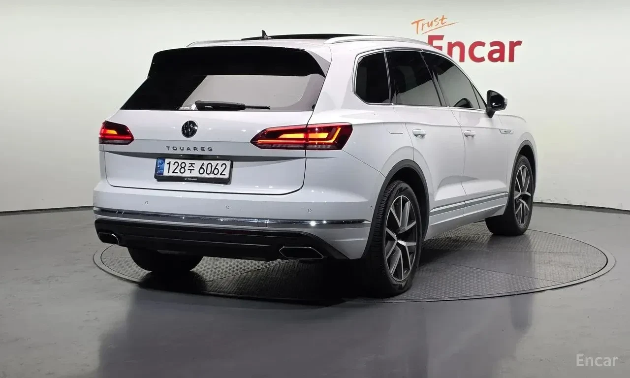 VW Touareg PRESTIGE* ОБДУХ* ДИСТРОНИК* ВЪЗДУХ* MATRIX* MАСАЖ*, снимка 2 - Автомобили и джипове - 54931302