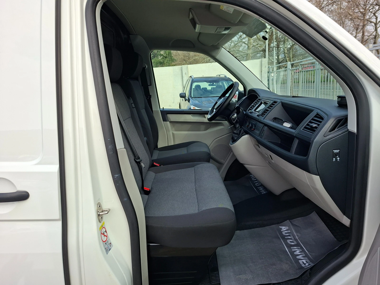 VW Transporter AVTOMAT/NAVI/DISTRONIC, снимка 12 - Бусове и автобуси - 54037410