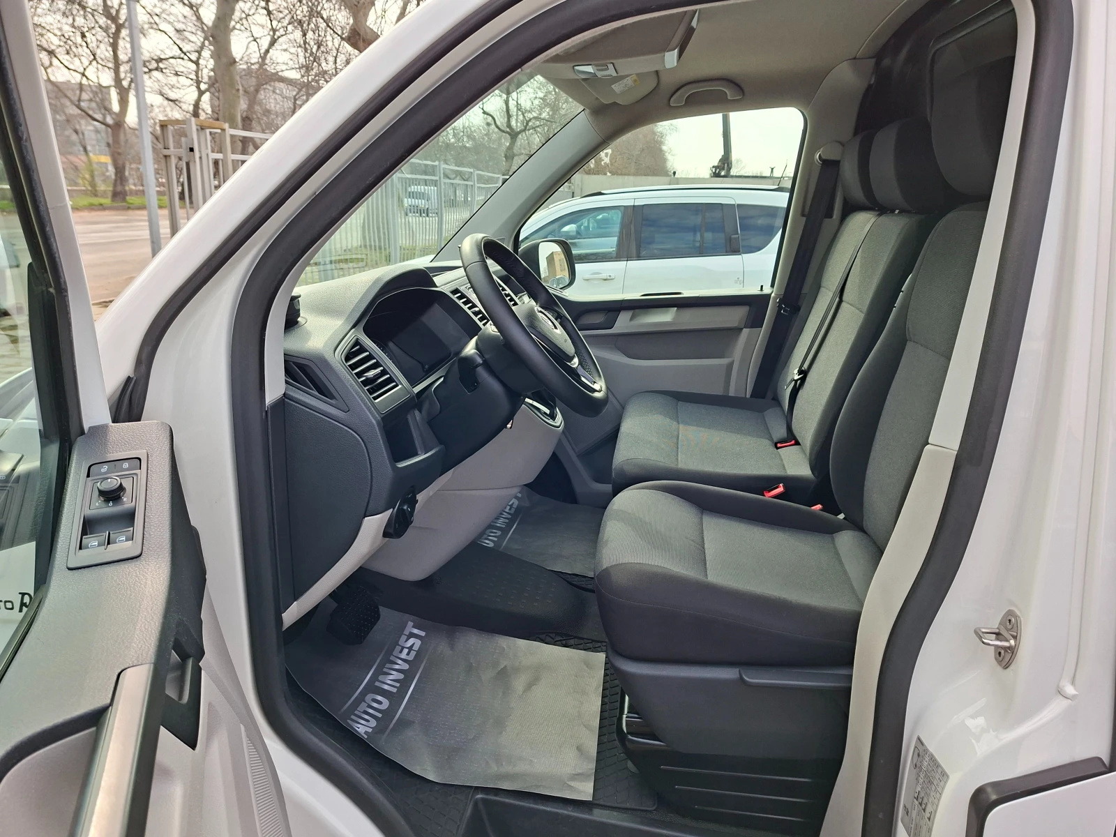 VW Transporter AVTOMAT/NAVI/DISTRONIC, снимка 9 - Бусове и автобуси - 54037410