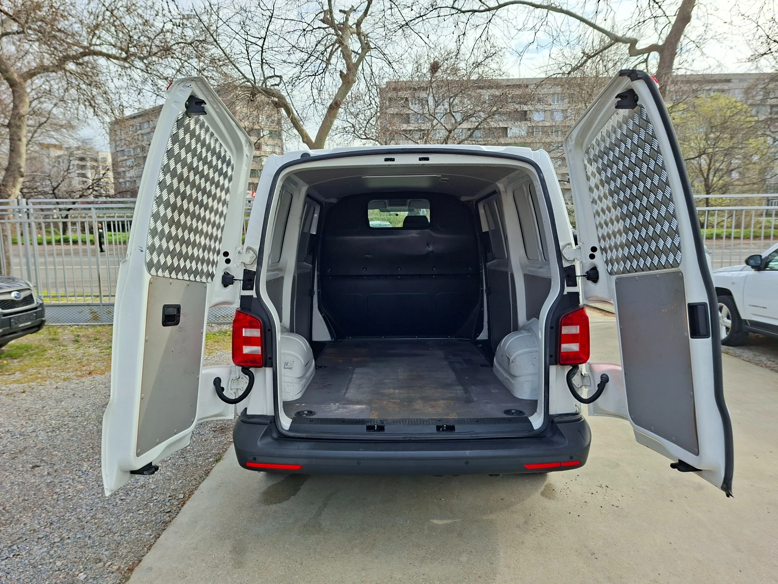 VW Transporter AVTOMAT/NAVI/DISTRONIC, снимка 15 - Бусове и автобуси - 54037410