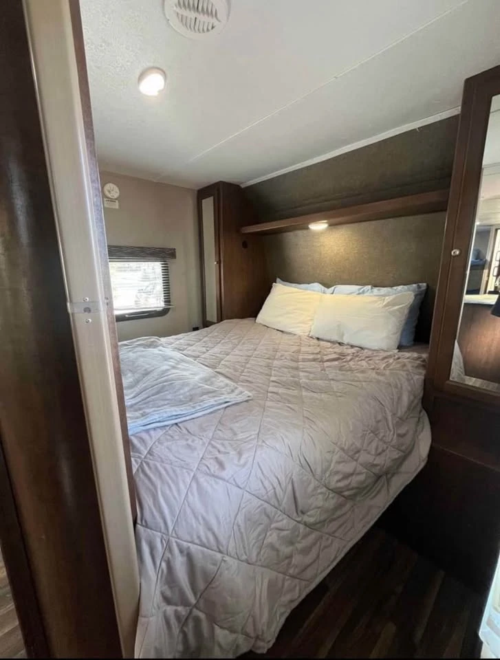 Каравана Други 2017 Keystone Hideout 26LHSWE  - изображение 9