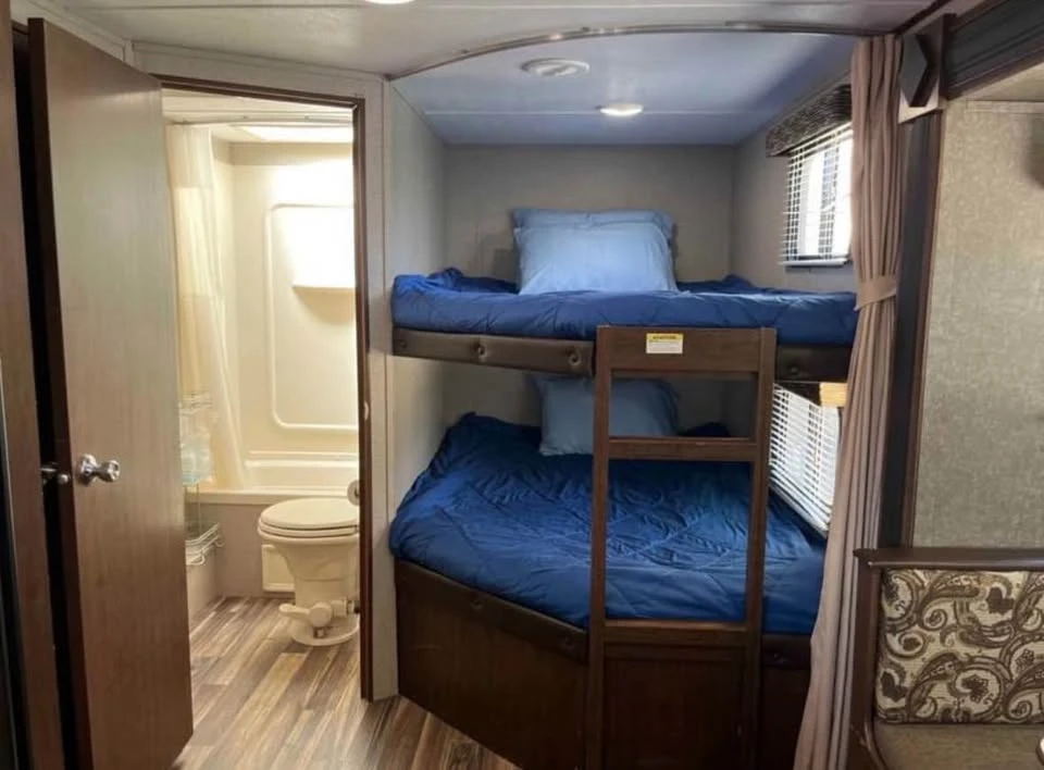 Каравана Други 2017 Keystone Hideout 26LHSWE  - изображение 4