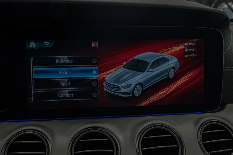 Mercedes-Benz E 200 AMG Line/Камера 360/MBUX/Dynamic/HuD/Collision , снимка 10 - Автомобили и джипове - 51253548