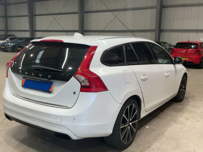 Volvo V60 2.4 D5 Plug in Hybrid, снимка 3 - Автомобили и джипове - 54367484