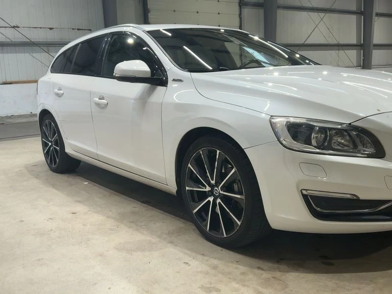 Volvo V60 2.4 D5 Plug in Hybrid, снимка 4 - Автомобили и джипове - 54367484