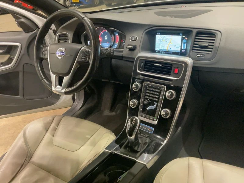 Volvo V60 2.4 D5 Plug in Hybrid, снимка 8 - Автомобили и джипове - 54367484