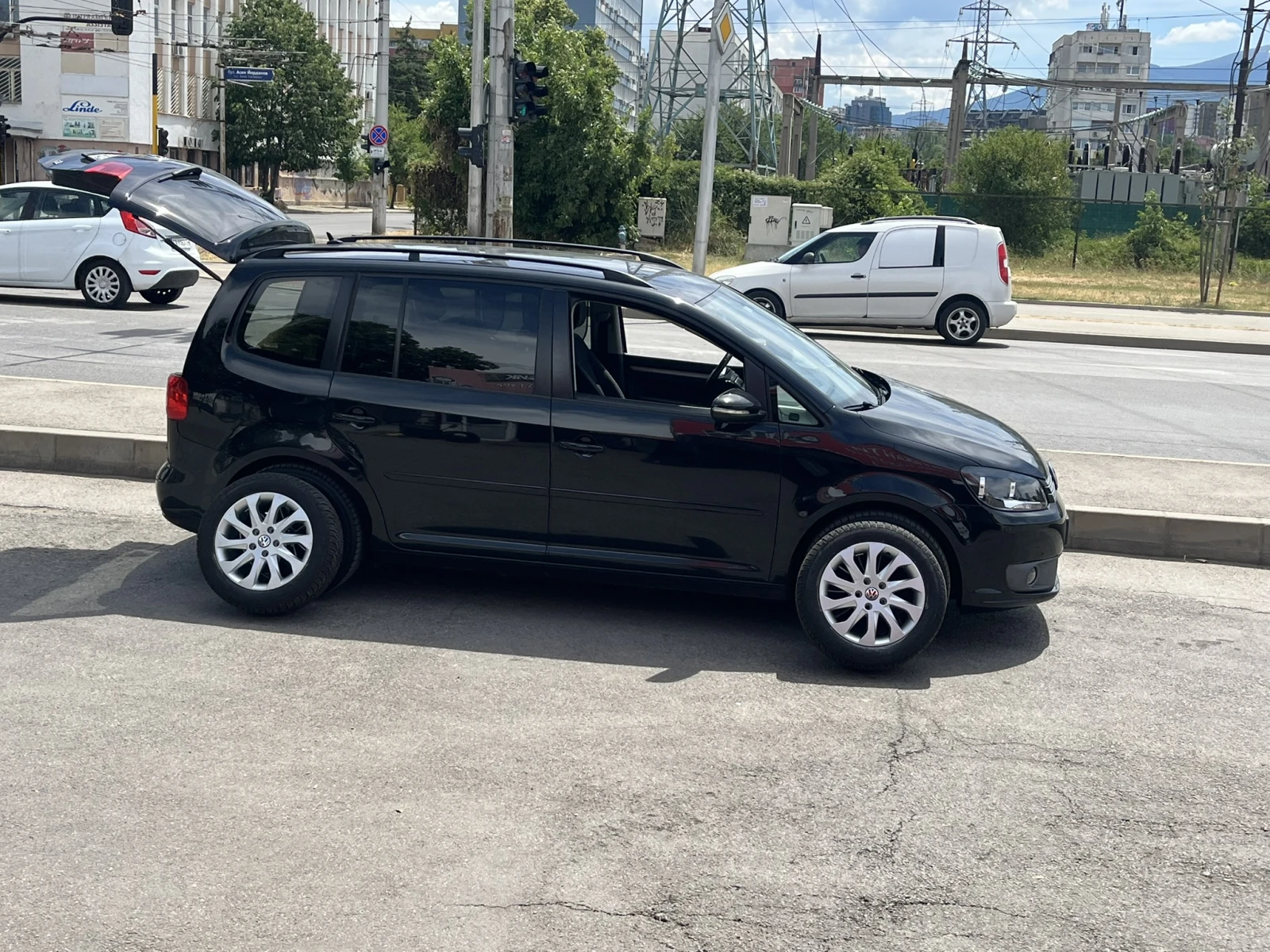 VW Touran 1.6TDi 6+ 1 , снимка 8 - Автомобили и джипове - 53705049