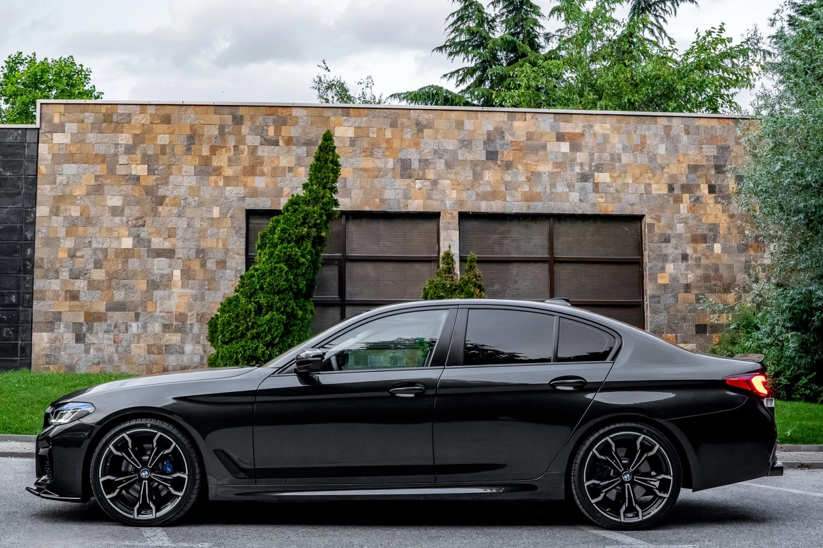 BMW 530 d* X-DRIVE* M-PERFORMANCE* LCI* CARBON* HEAD UP* , снимка 2 - Автомобили и джипове - 54862841