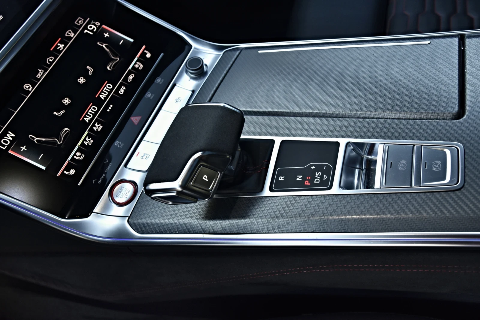 Audi Rs7 4.0TFSI 2xCARBON B&O EXCLUSIVE CERAMIC PANO305KM/H, снимка 13 - Автомобили и джипове - 55496783