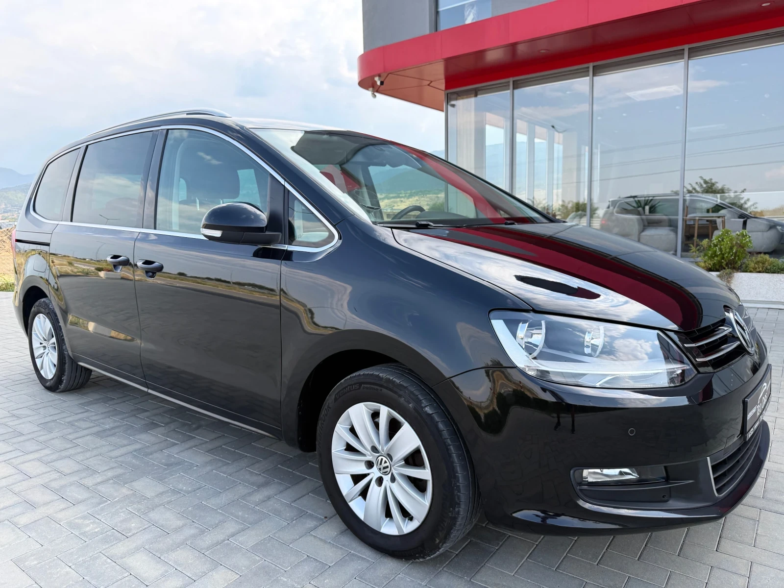 VW Sharan 2.0 TDI 140к.с 6+ 1 / NAVI / DSG / FULL SERVICE, снимка 3 - Автомобили и джипове - 55727646