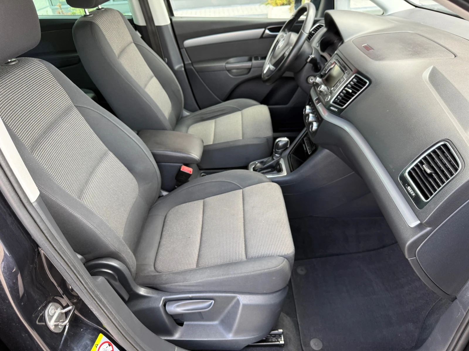 VW Sharan 2.0 TDI 140к.с 6+ 1 / NAVI / DSG / FULL SERVICE, снимка 10 - Автомобили и джипове - 55727646
