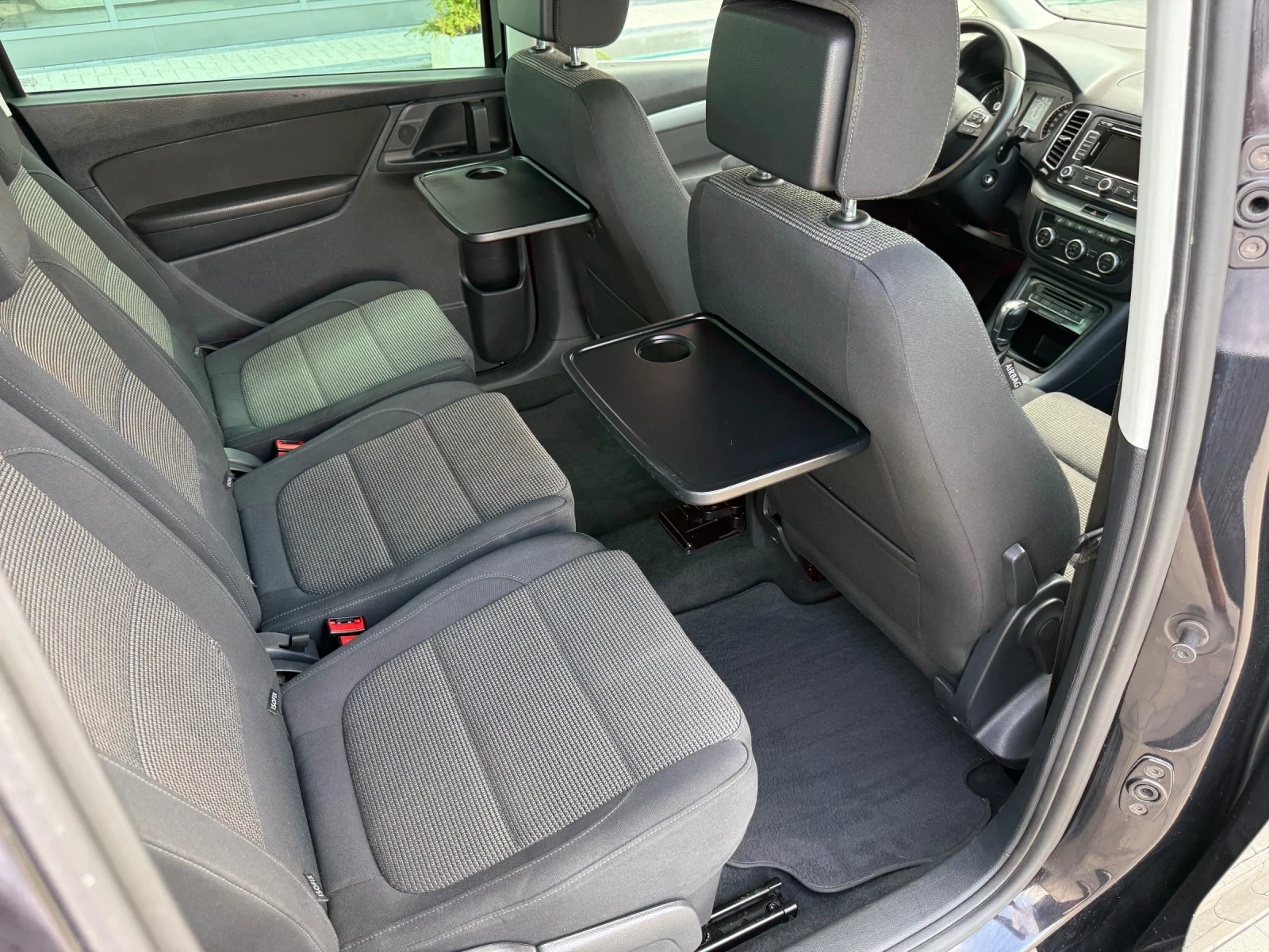 VW Sharan 2.0 TDI 140к.с 6+ 1 / NAVI / DSG / FULL SERVICE, снимка 11 - Автомобили и джипове - 55727646