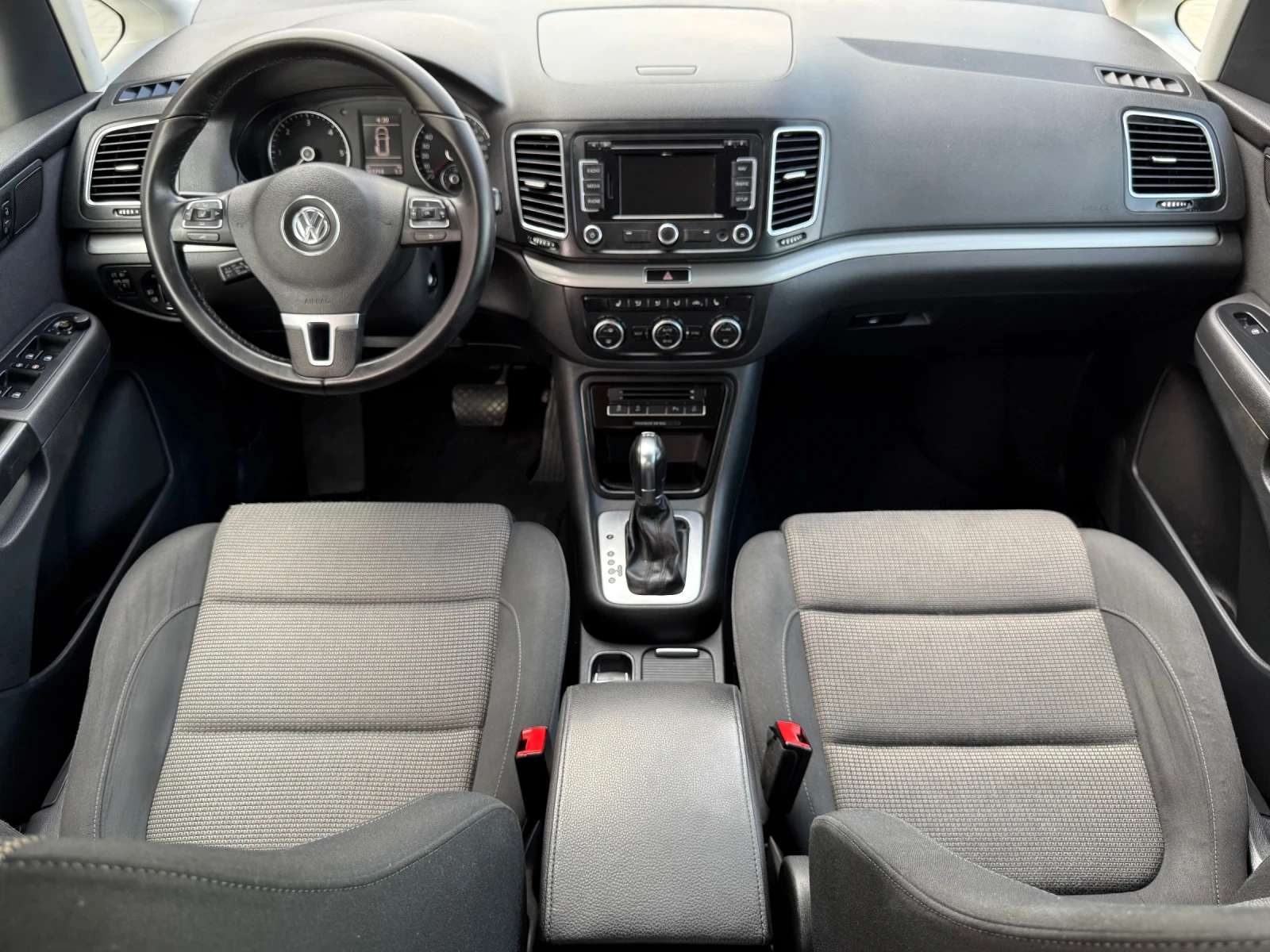 VW Sharan 2.0 TDI 140к.с 6+ 1 / NAVI / DSG / FULL SERVICE, снимка 8 - Автомобили и джипове - 55727646