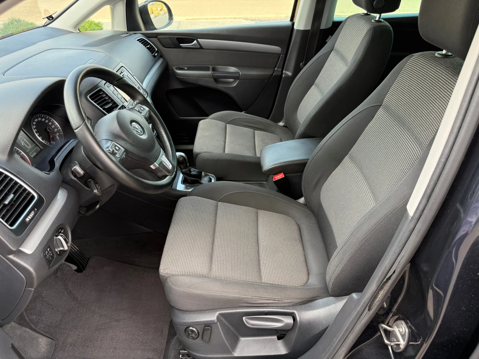 VW Sharan 2.0 TDI 140к.с 6+ 1 / NAVI / DSG / FULL SERVICE, снимка 9 - Автомобили и джипове - 55727646