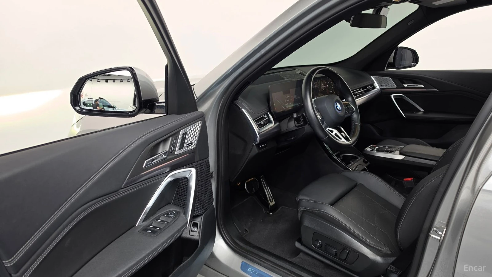 BMW iX1 xDRIVE30 M SPORT| 313HP| HUD| 360| HK| ACC, снимка 9 - Автомобили и джипове - 56119148
