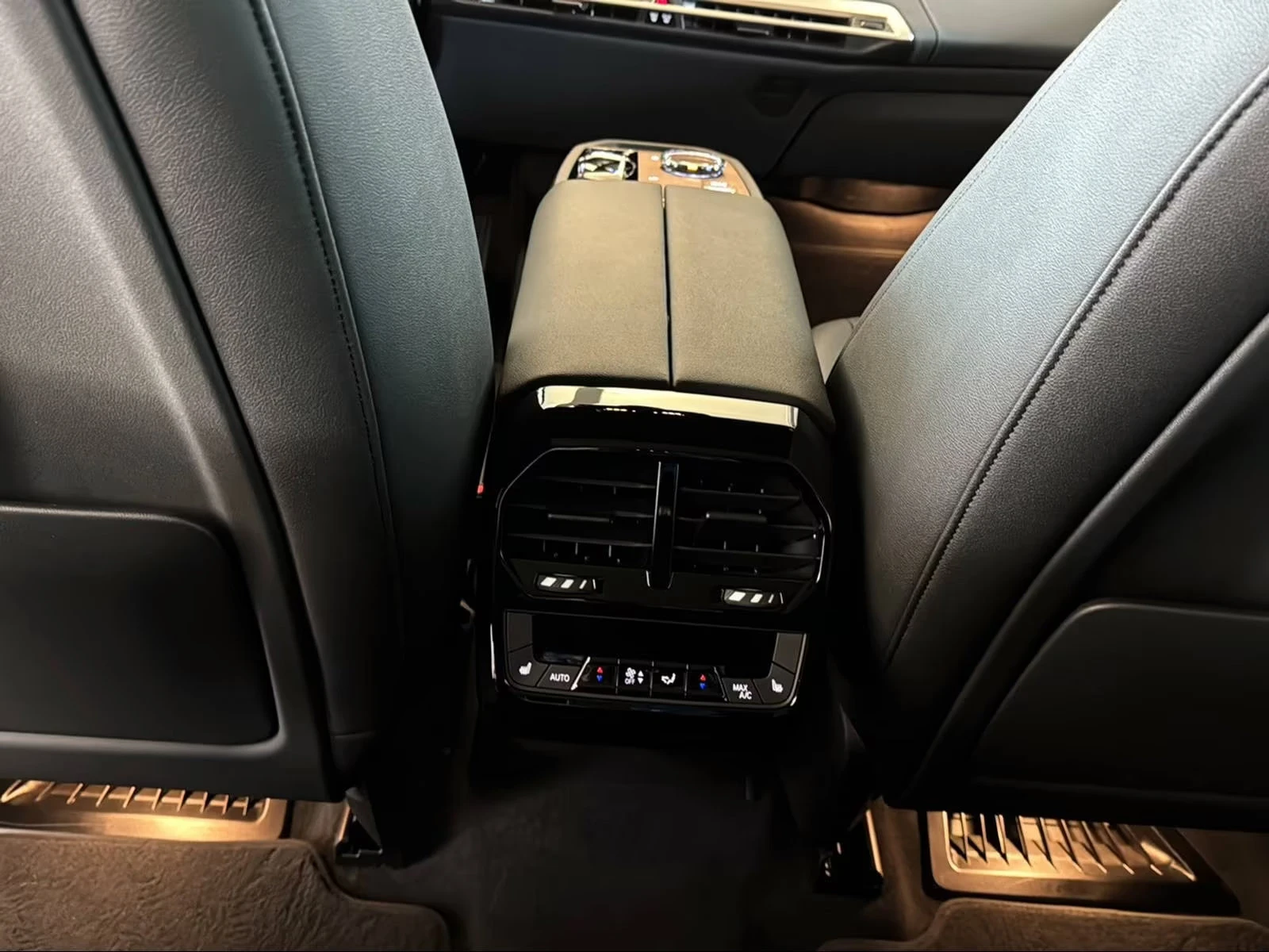 BMW iX xDrive50/523HP/LASER/PANO/H&K/AHK/360/H.PUMP/959g, снимка 14 - Автомобили и джипове - 53913561