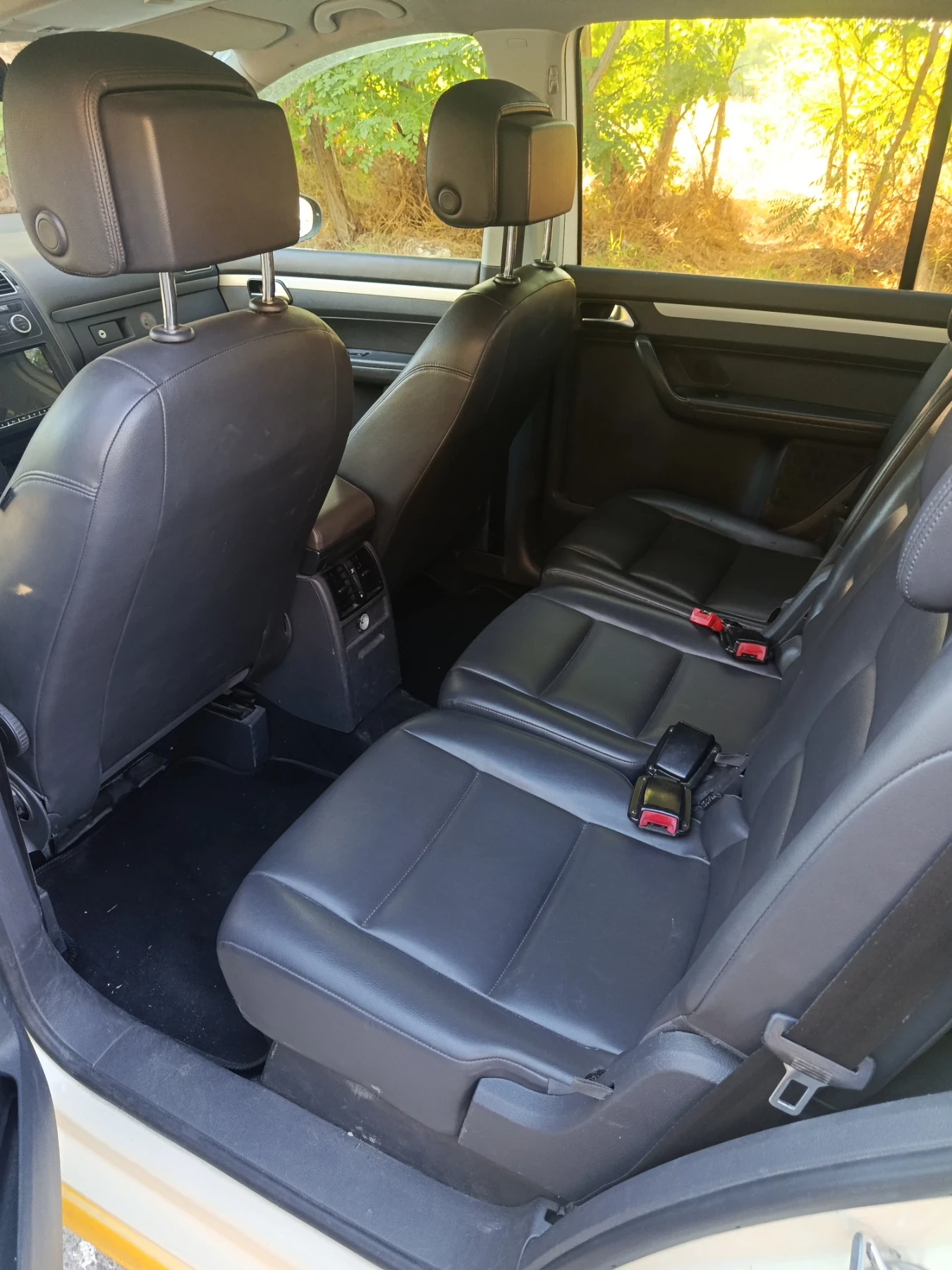 VW Touran 1.6 TDI, снимка 8 - Автомобили и джипове - 56163452
