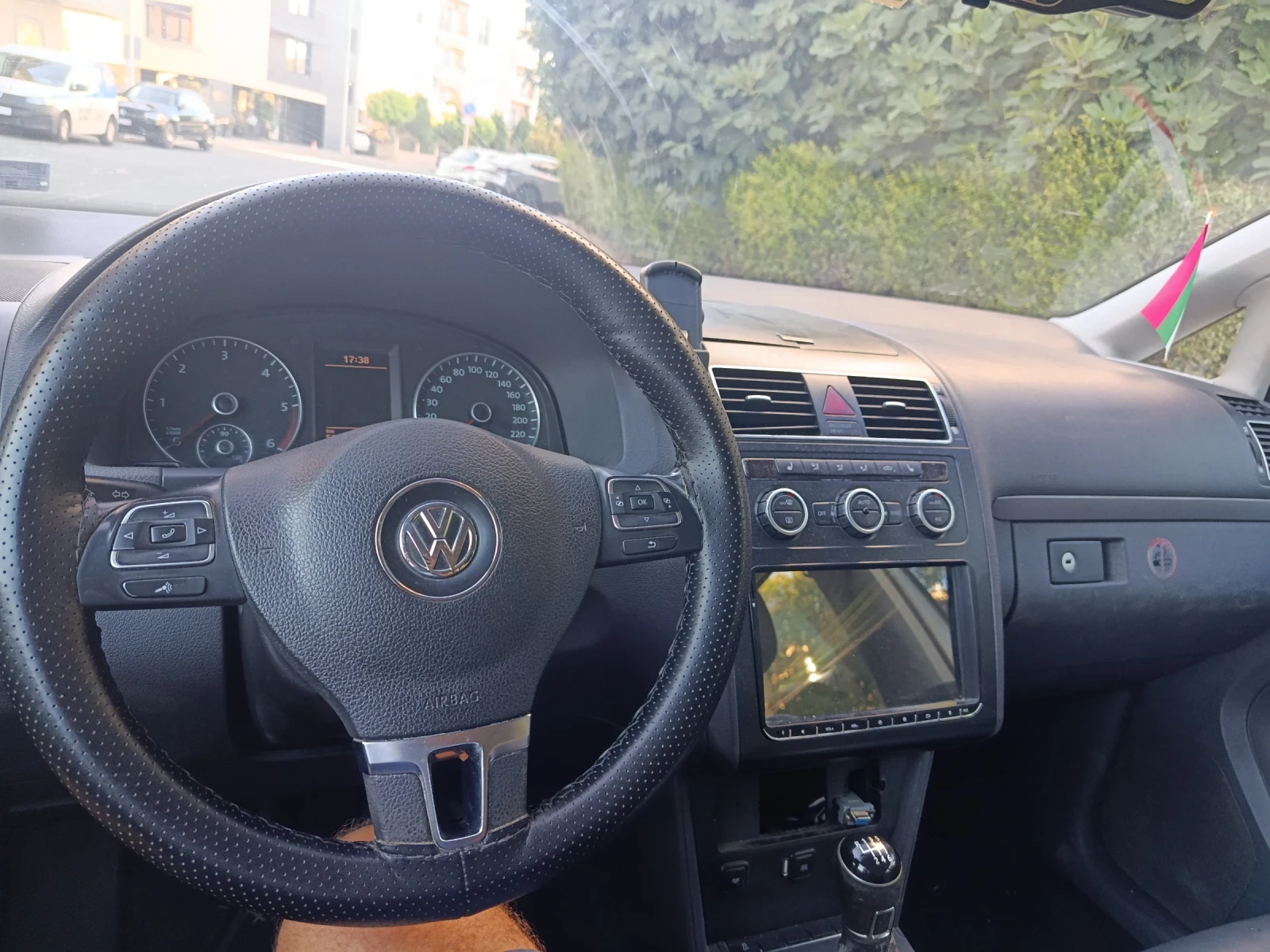 VW Touran 1.6 TDI, снимка 7 - Автомобили и джипове - 56163452
