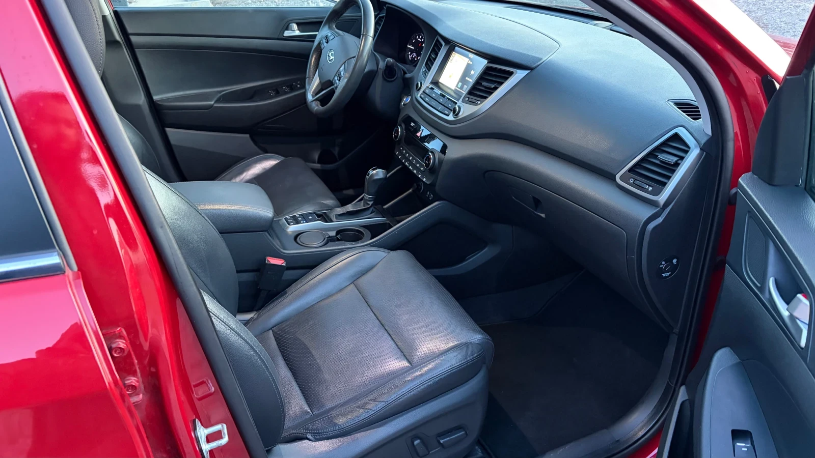 Hyundai Tucson 1.6i* 177hp* 4х4* Швейцария, снимка 9 - Автомобили и джипове - 54068191