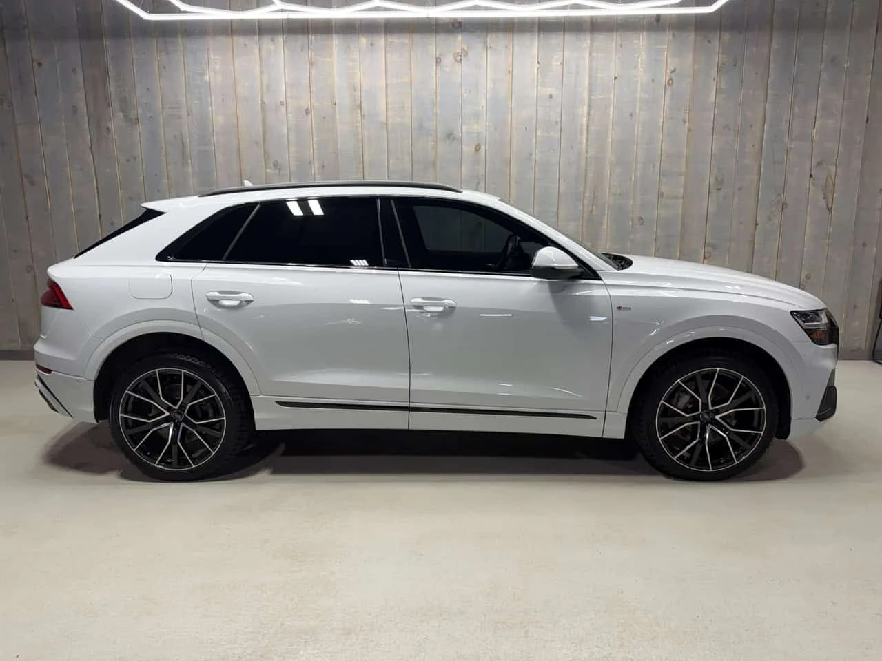Audi Q8 PROGRESSIV S-LINE| BLACK OPTICS| 22 WHEELS| B&O, снимка 2 - Автомобили и джипове - 54159229