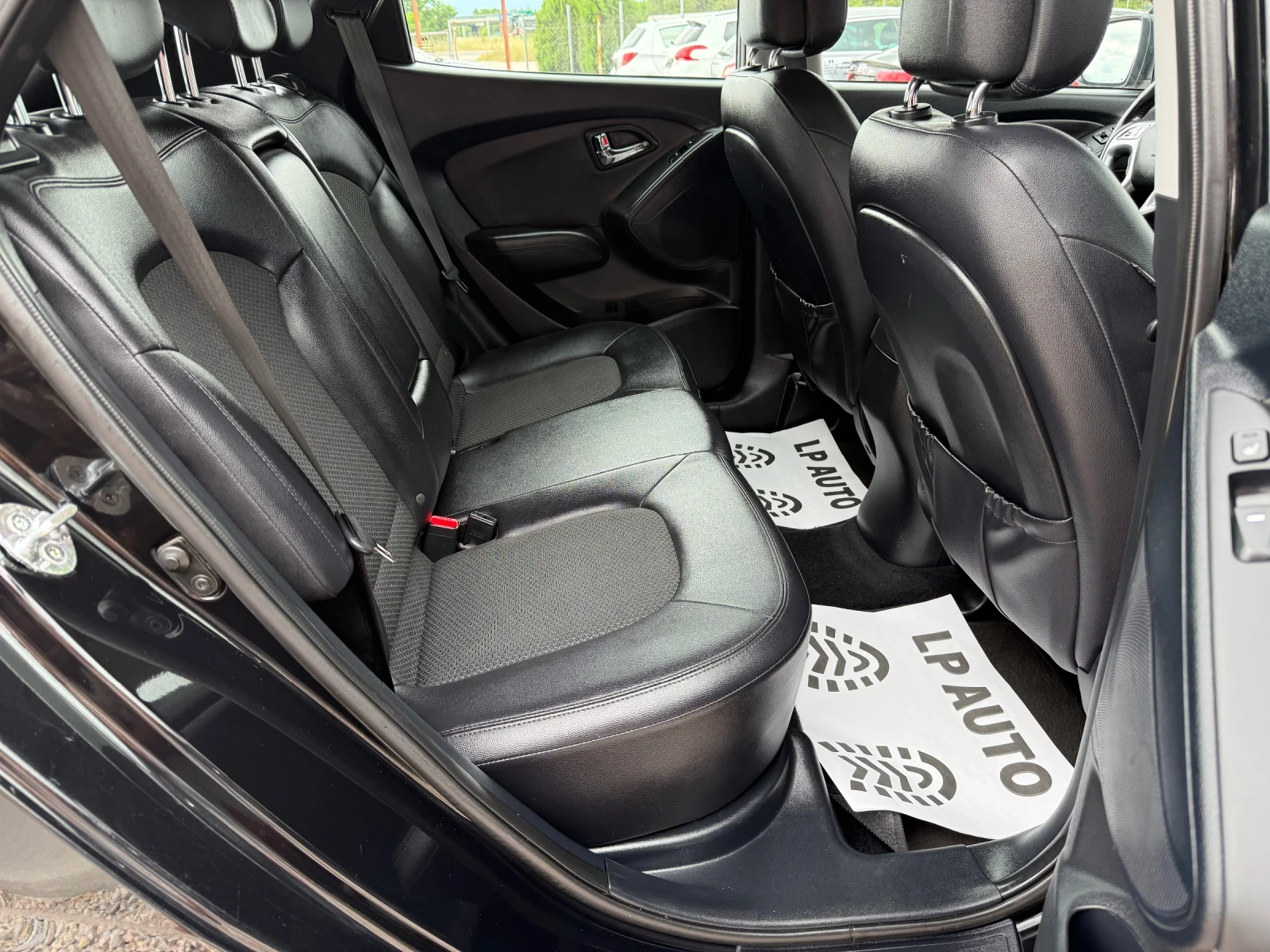 Hyundai IX35 1.7CRDI* НАВИ* КОЖА* ПОДГРЕВ, снимка 11 - Автомобили и джипове - 54751691