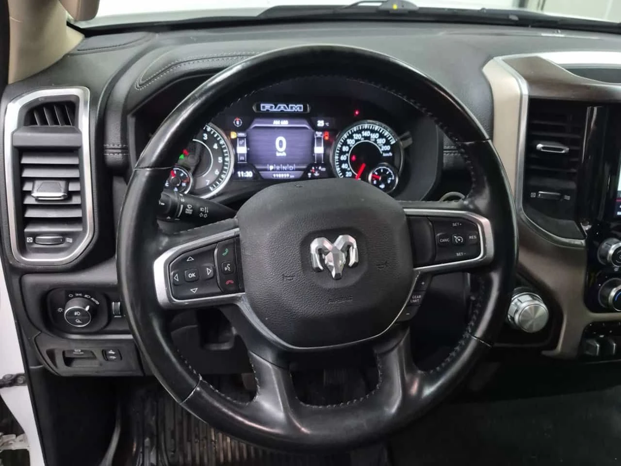 Dodge RAM 1500 LARAMIE| ПАМЕТ| ОБДУХВАНЕ| KEYLESS| CARFAX| , снимка 9 - Автомобили и джипове - 54819901