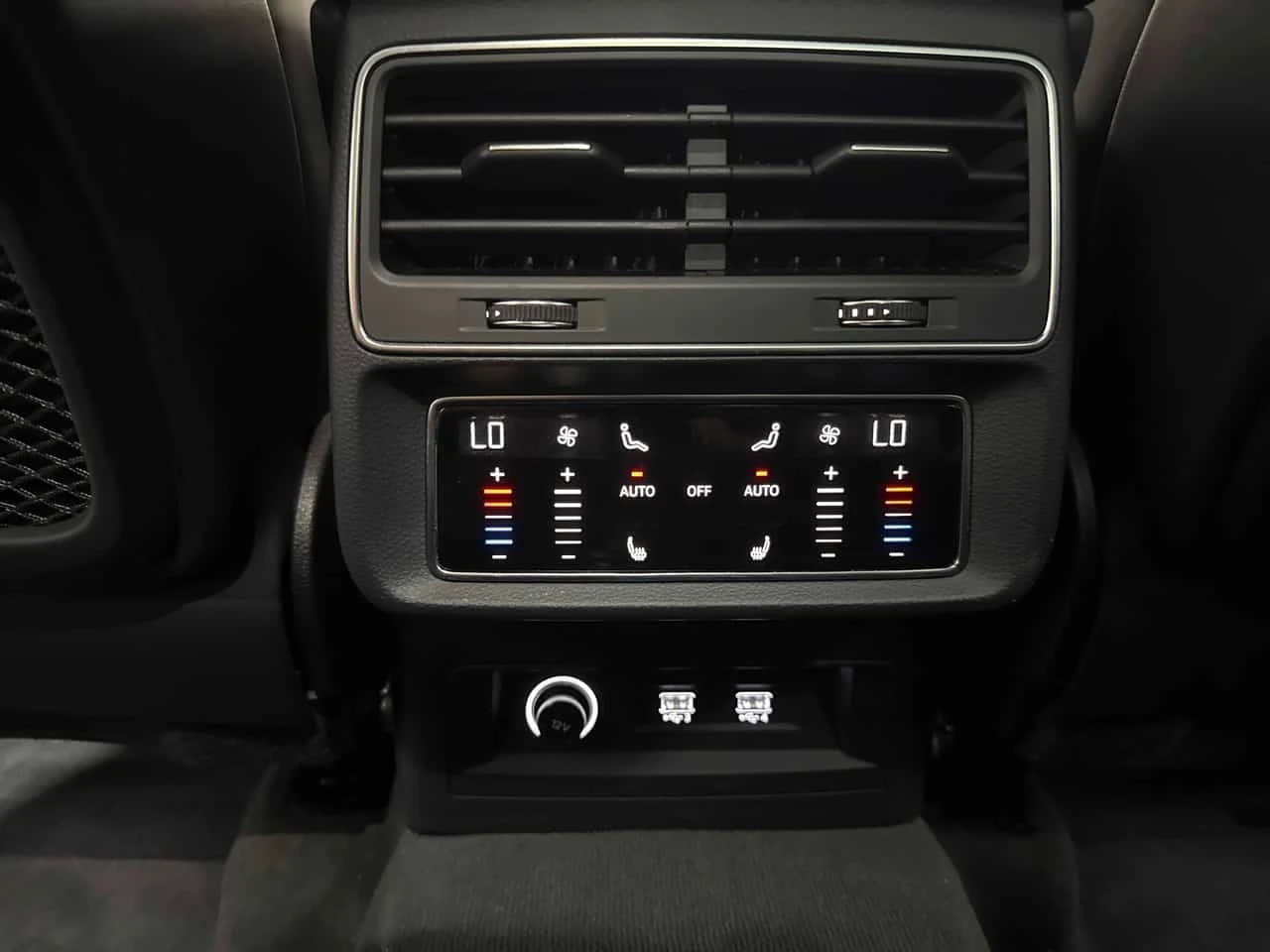 Audi Q8 * Technik * CARFAX * БЕЗ ПЪРВОНАЧАЛНА ВНОСКА, снимка 13 - Автомобили и джипове - 55784438