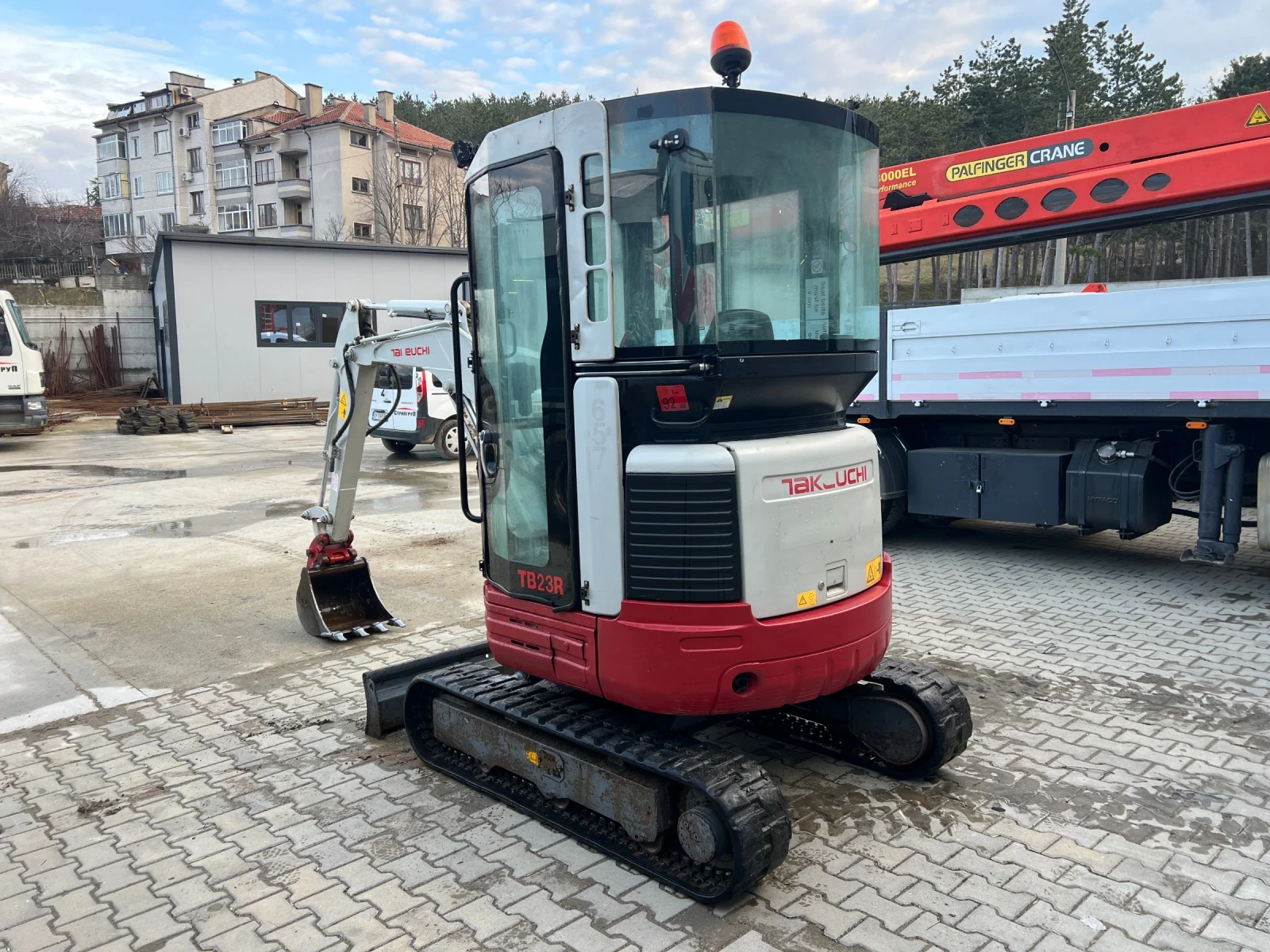 Багер Takeuchi TB23R/1950часа/2670кг/14.4KW/ПОДАРЪК 2бр. КОФИ - изображение 7