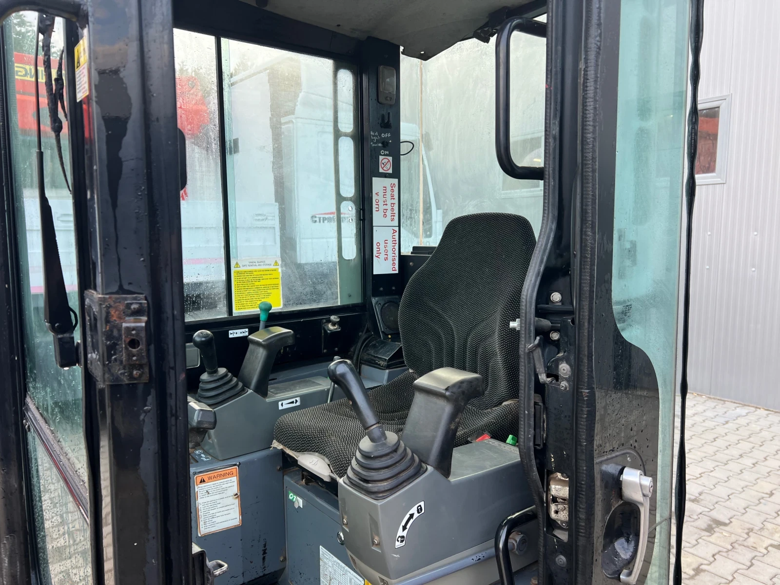 Багер Takeuchi TB23R/1950часа/2670кг/14.4KW/ПОДАРЪК 2бр. КОФИ - изображение 9