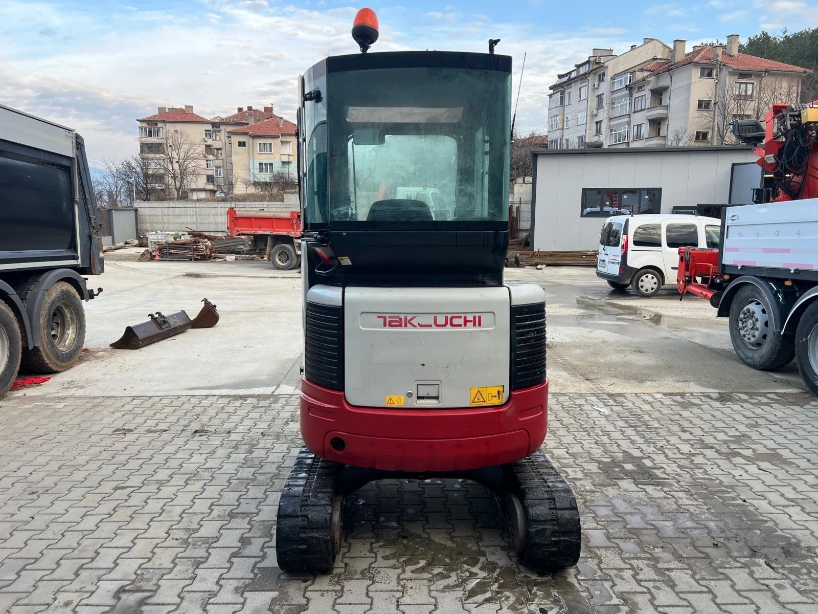 Багер Takeuchi TB23R/1950часа/2670кг/14.4KW/ПОДАРЪК 2бр. КОФИ - изображение 6