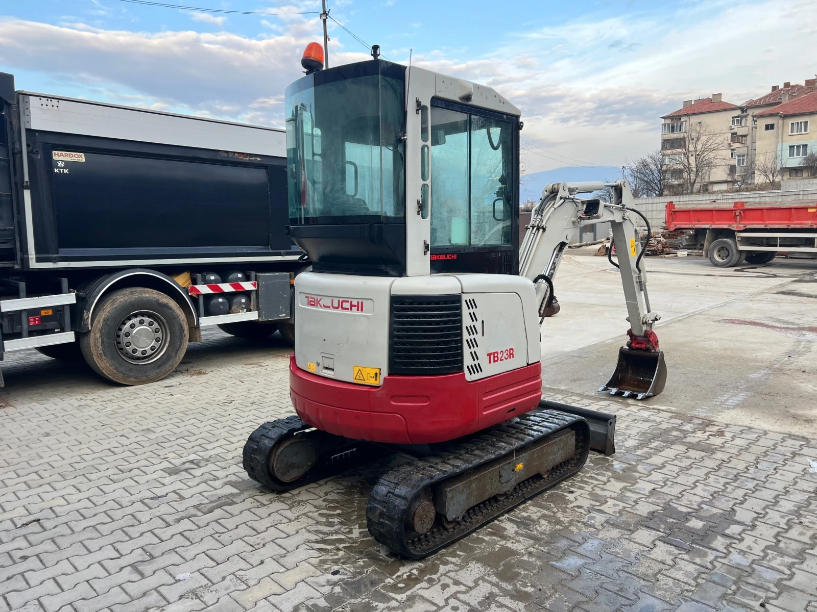 Багер Takeuchi TB23R/1950часа/2670кг/14.4KW/ПОДАРЪК 2бр. КОФИ - изображение 4
