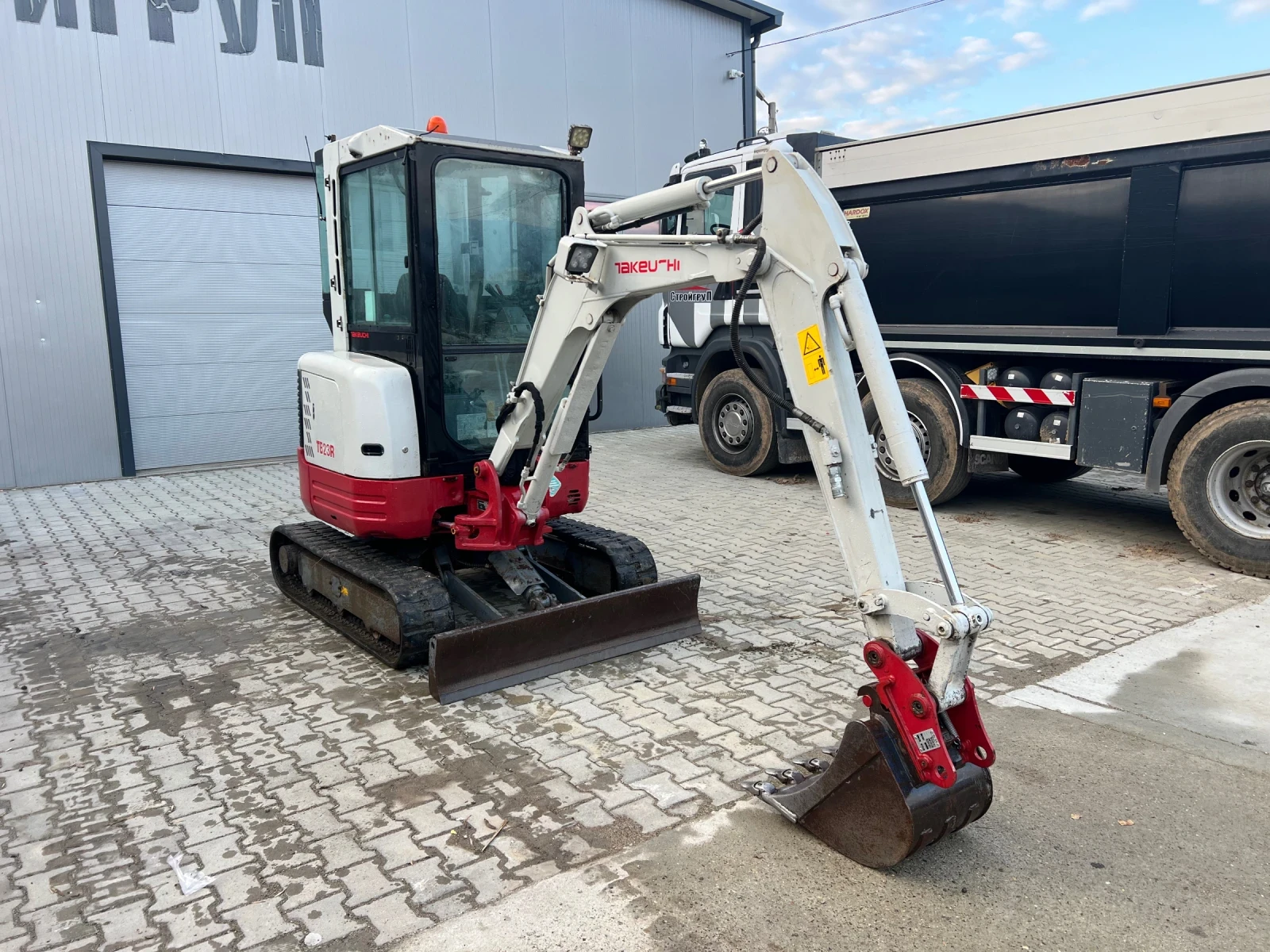 Багер Takeuchi TB23R/1950часа/2670кг/14.4KW/ПОДАРЪК 2бр. КОФИ - изображение 3