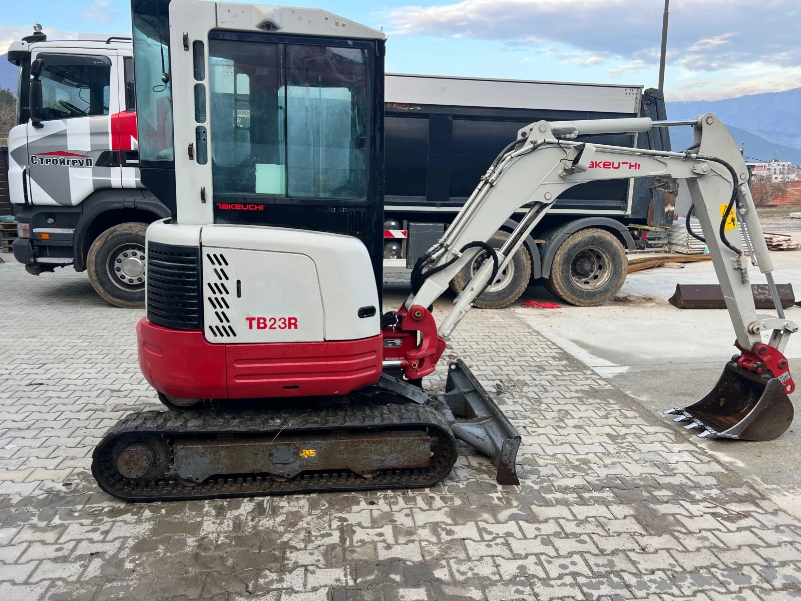 Багер Takeuchi TB23R/1950часа/2670кг/14.4KW/ПОДАРЪК 2бр. КОФИ - изображение 5
