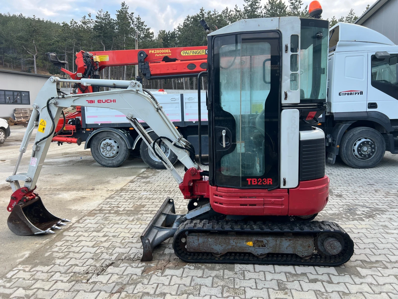 Багер Takeuchi TB23R/1950часа/2670кг/14.4KW/ПОДАРЪК 2бр. КОФИ - изображение 8