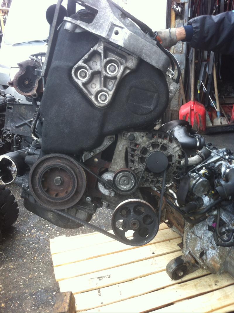 Двигател за Opel Vivaro, снимка 1 - Части - 12237542