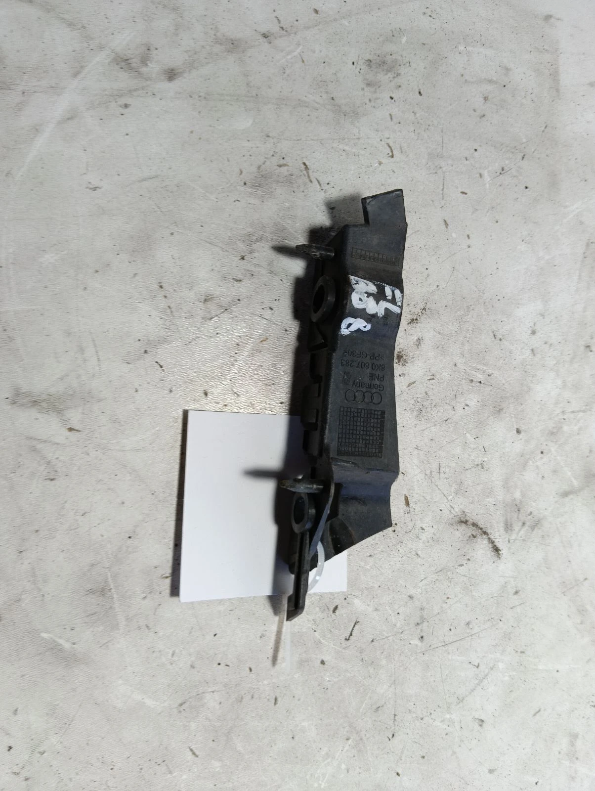 държач за предна броня (ляв) 8K0807283 Audi A4