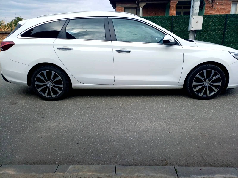 Hyundai I30 1.6 CRDi -FULL, снимка 5 - Автомобили и джипове - 53402534