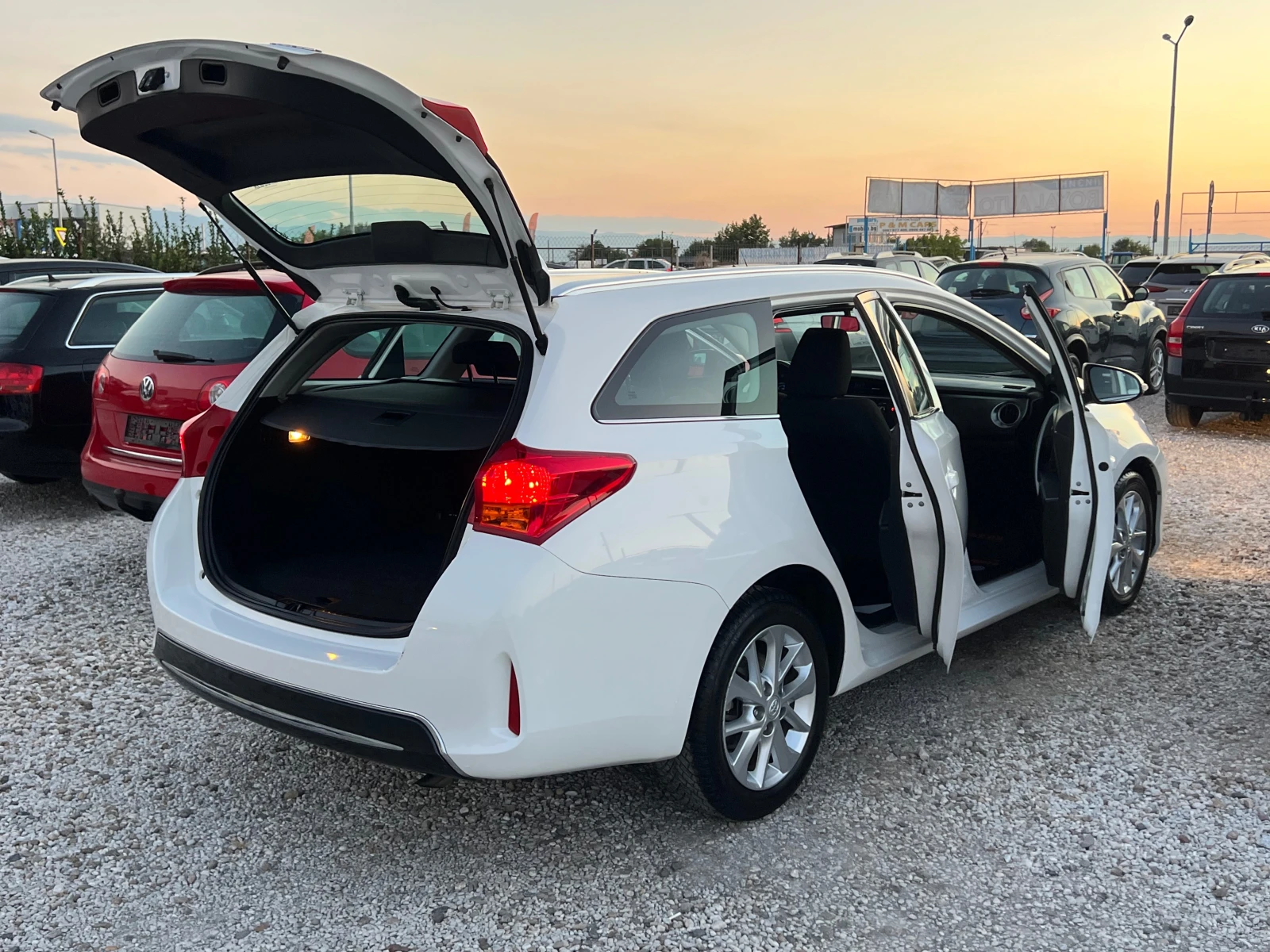 Toyota Auris ЛИЗИНГ-КЛИМА-НАВИ-КАМЕРА-ТОП, снимка 13 - Автомобили и джипове - 55729795