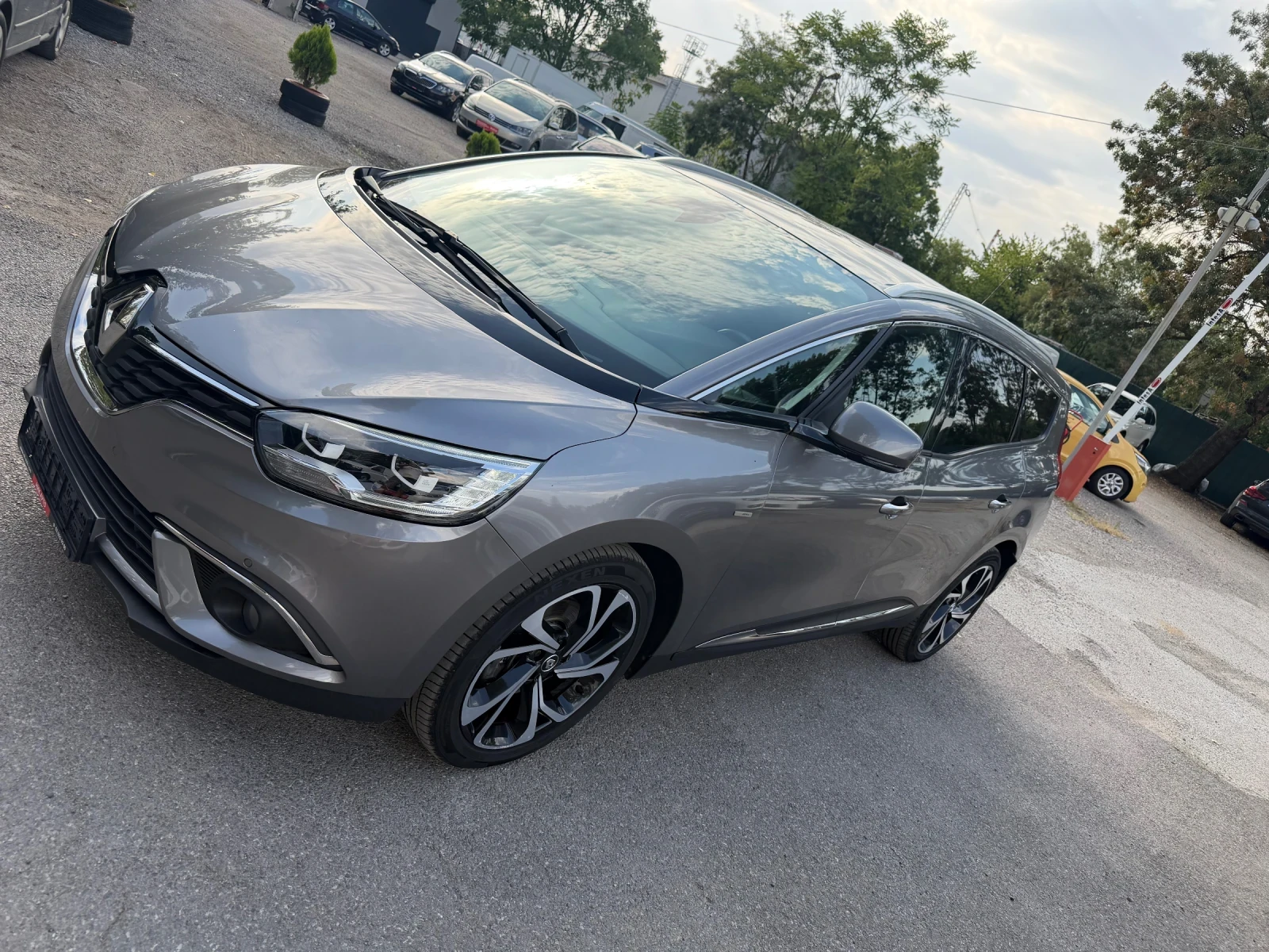 Renault Grand scenic TCe* Bose* Navi* Led, снимка 5 - Автомобили и джипове - 55888346