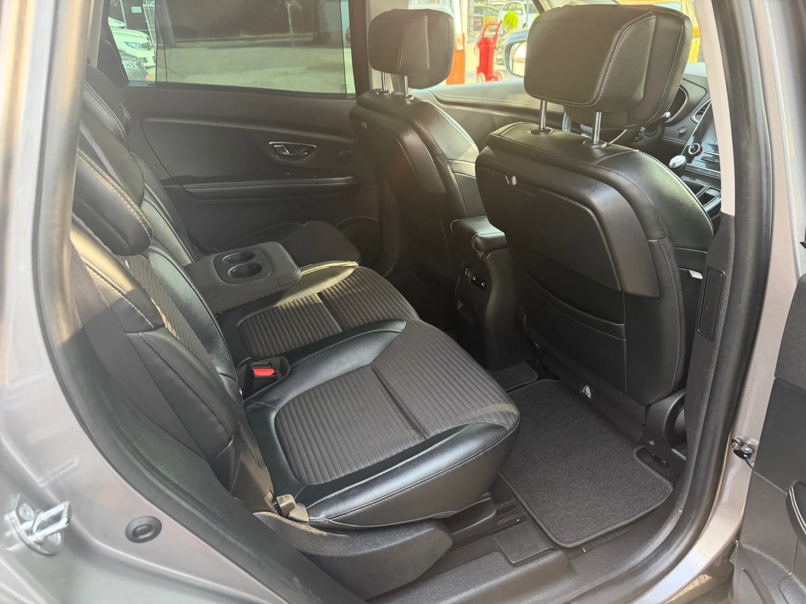 Renault Grand scenic TCe* Bose* Navi* Led, снимка 12 - Автомобили и джипове - 55888346