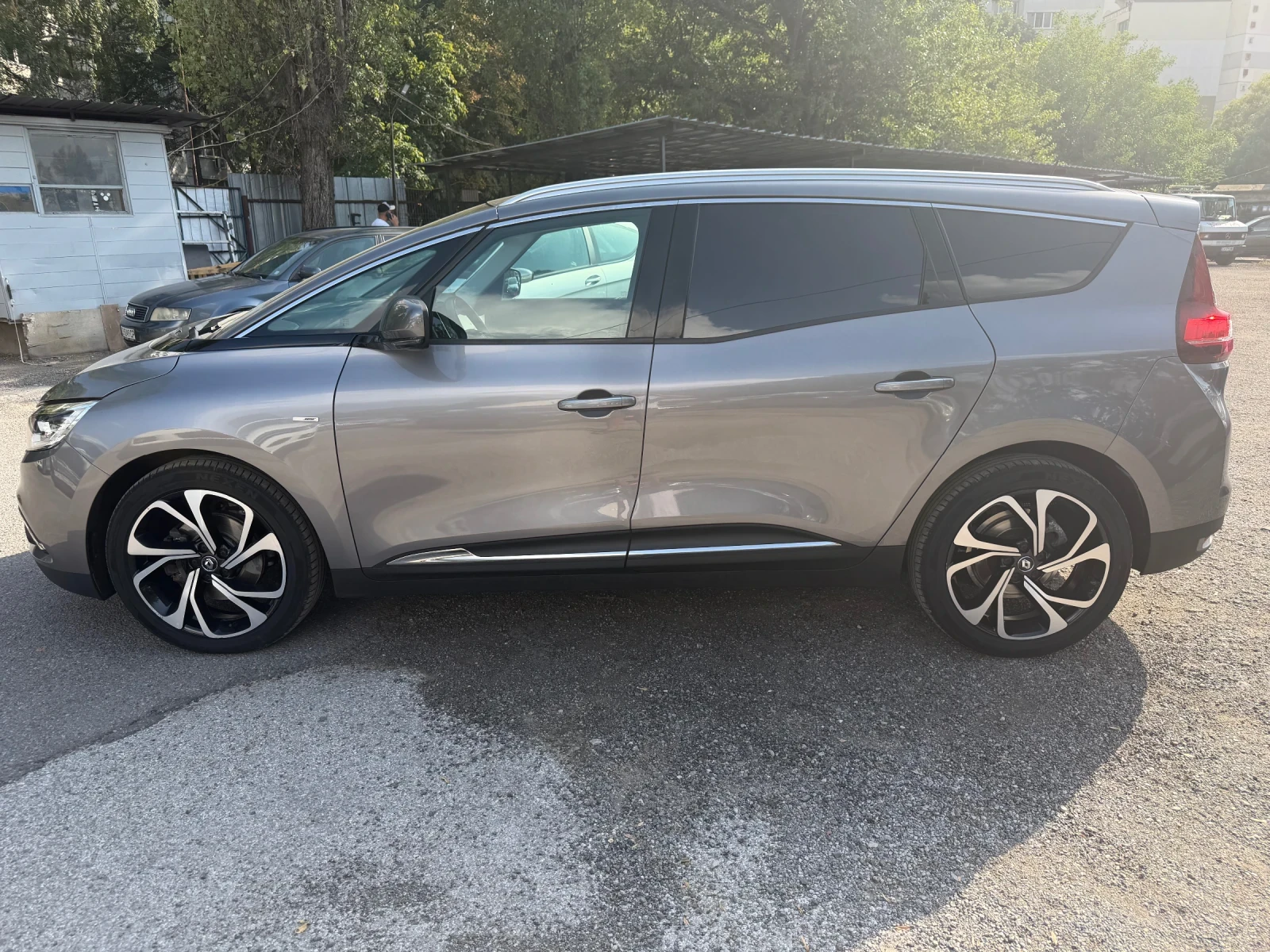 Renault Grand scenic TCe* Bose* Navi* Led, снимка 8 - Автомобили и джипове - 55888346