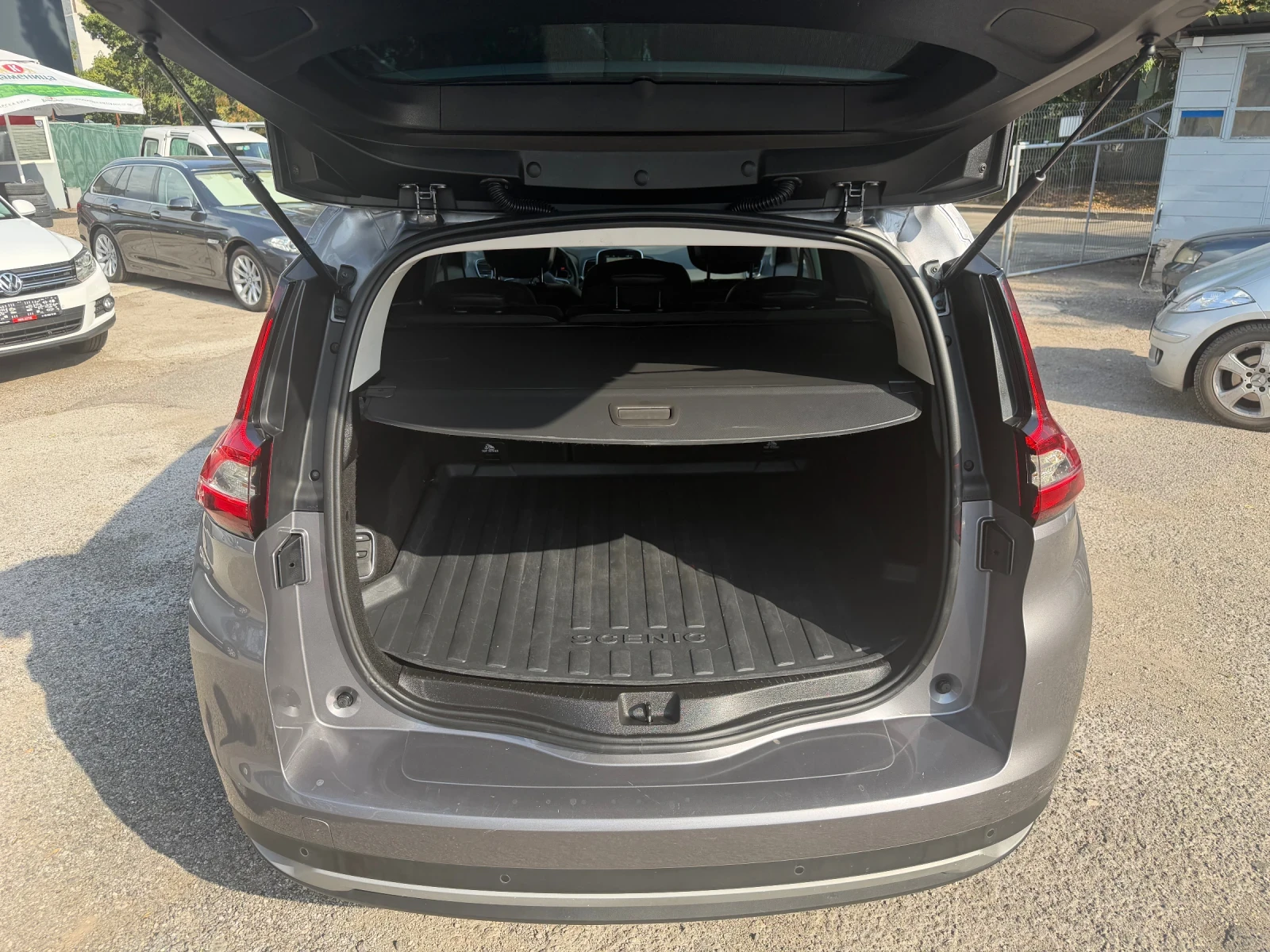 Renault Grand scenic TCe* Bose* Navi* Led, снимка 14 - Автомобили и джипове - 55888346