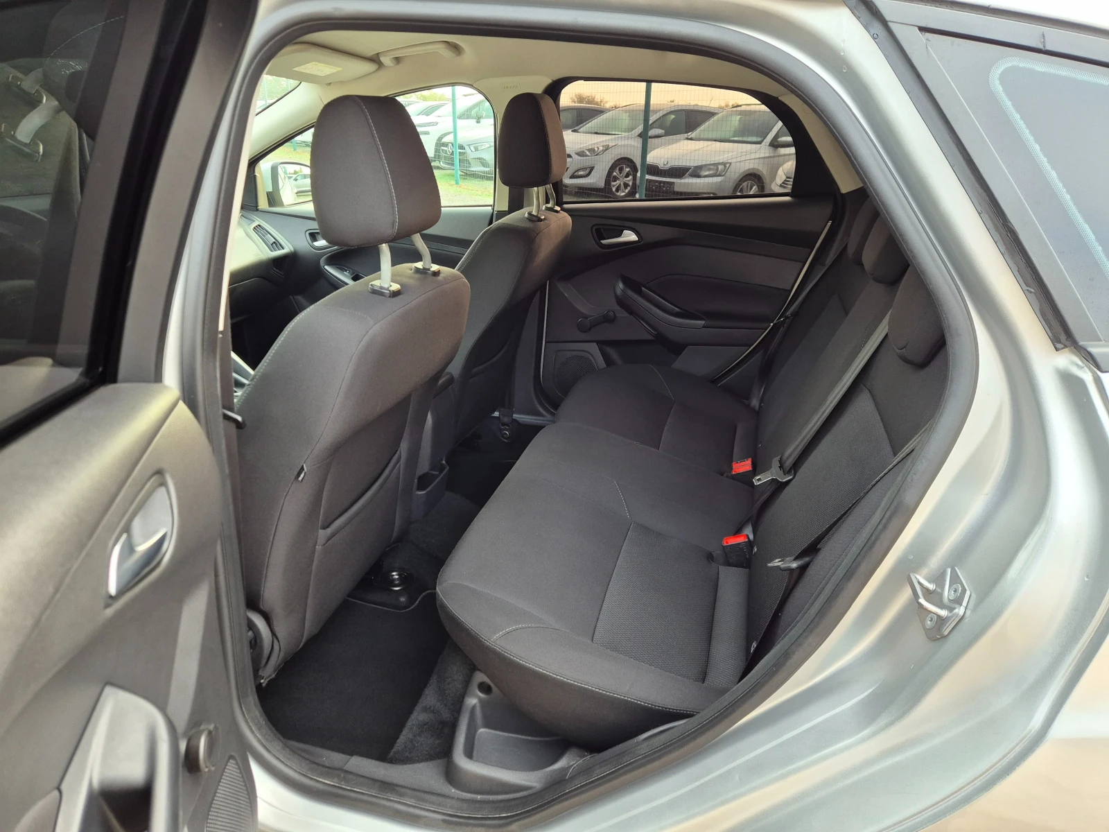 Ford Focus 1.0i 3бр, снимка 12 - Автомобили и джипове - 56589061