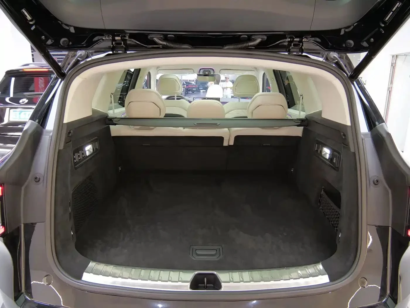 Zeekr Luxury, снимка 16 - Автомобили и джипове - 56685095
