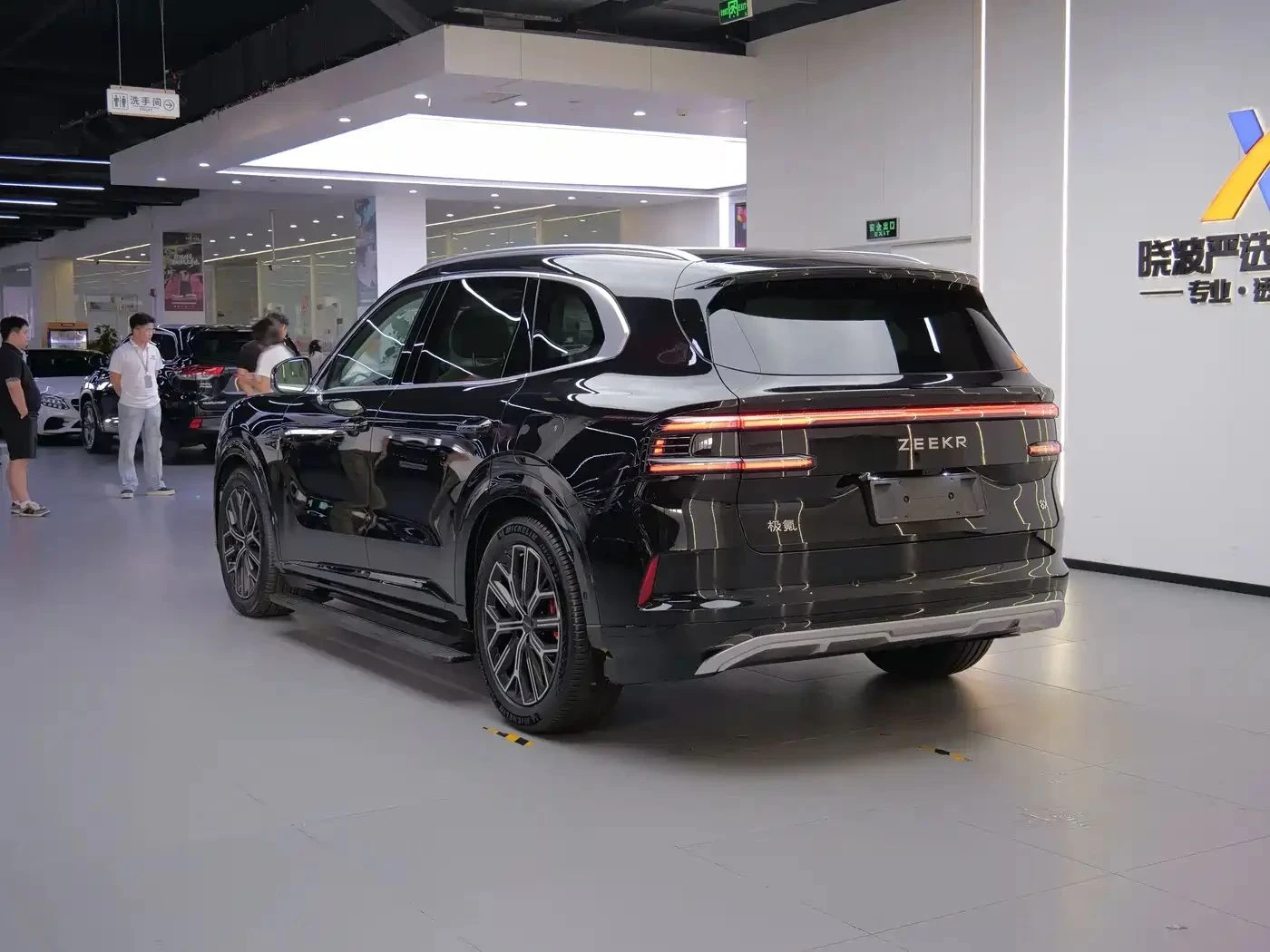 Zeekr Luxury, снимка 4 - Автомобили и джипове - 56685095