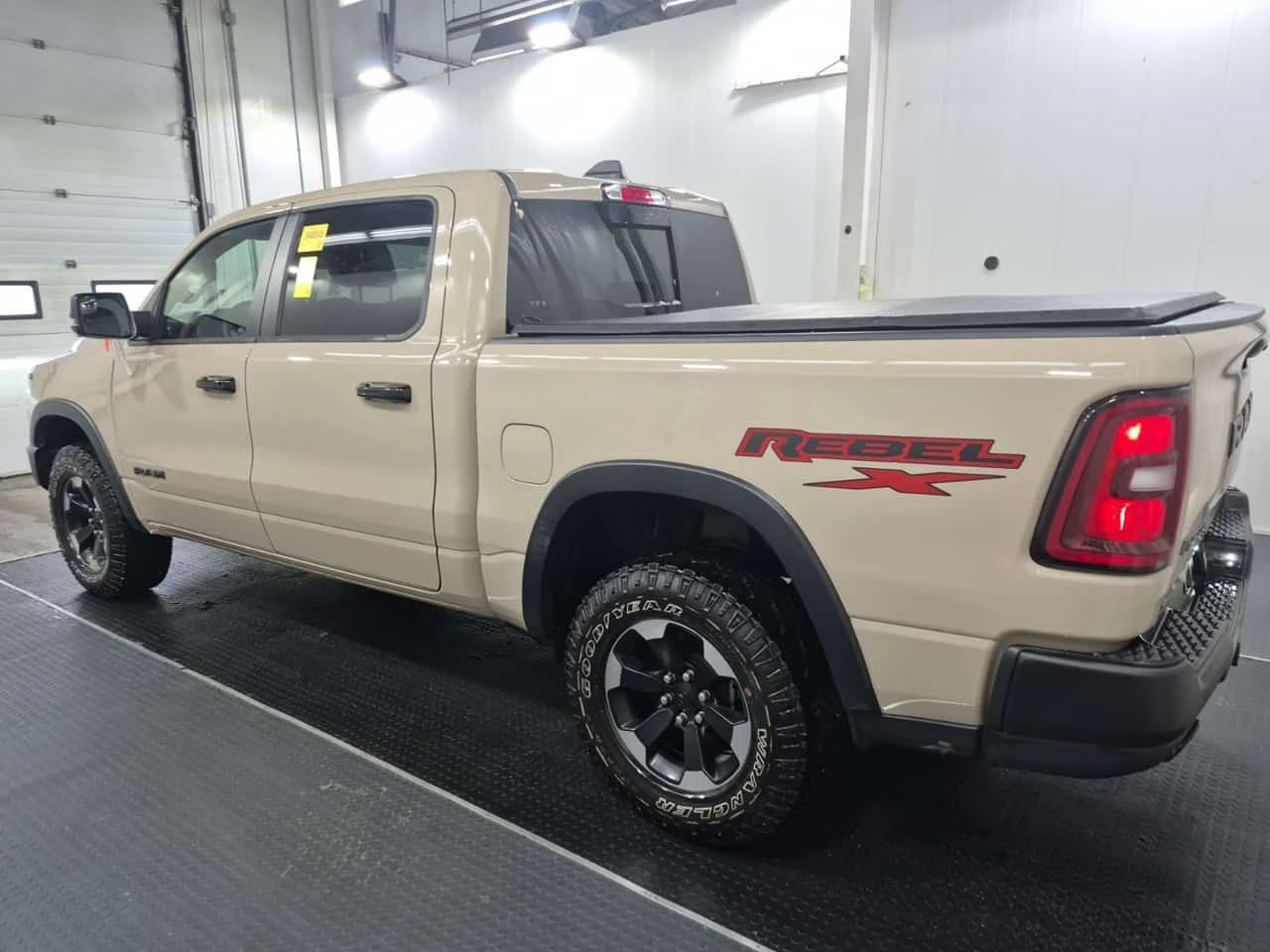 Dodge RAM 1500 REBEL CREW CAB SHORT BED  CARFAX - изображение 4