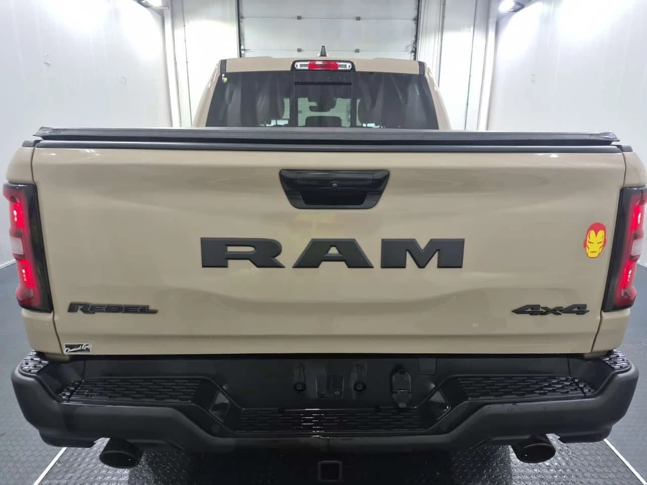 Dodge RAM 1500 REBEL CREW CAB SHORT BED  CARFAX - изображение 6